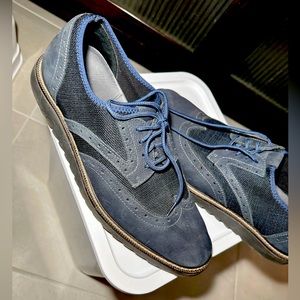 Dockers men’s comfort wingtips in dark navy blue. Size 12m in great condition.